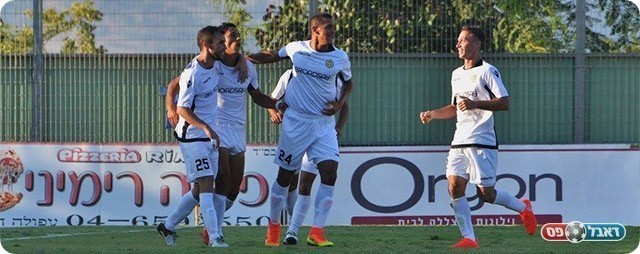 שחקני הרצליה חוגגים בעפולה (אבי רביבו)